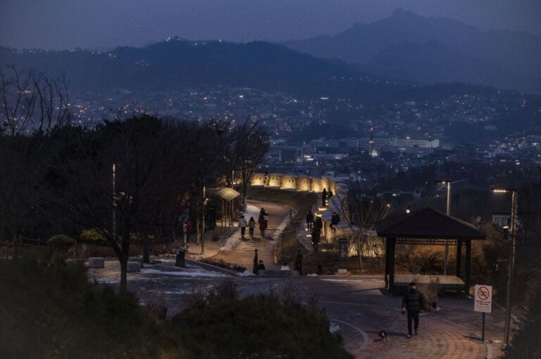 Seoul: Nighttime Hidden Gems Walking Tour