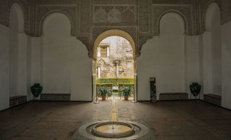 Seville: Alcazar Guided Tour With VR City Tour & Roof Lunch