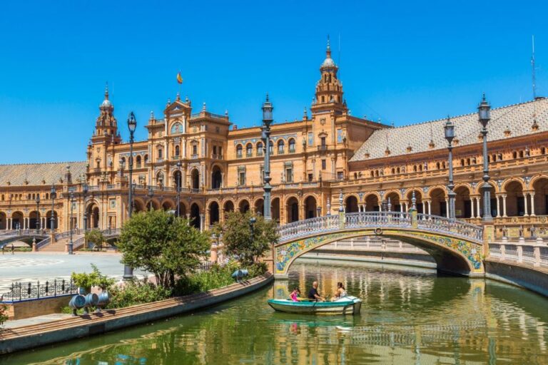 Seville: City Highlights Private Cyclo Tour