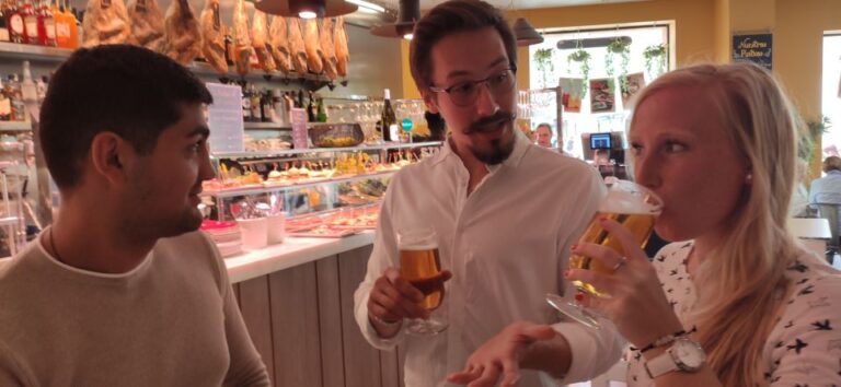 Seville: Historical Walking Tour With Wine and Tapas