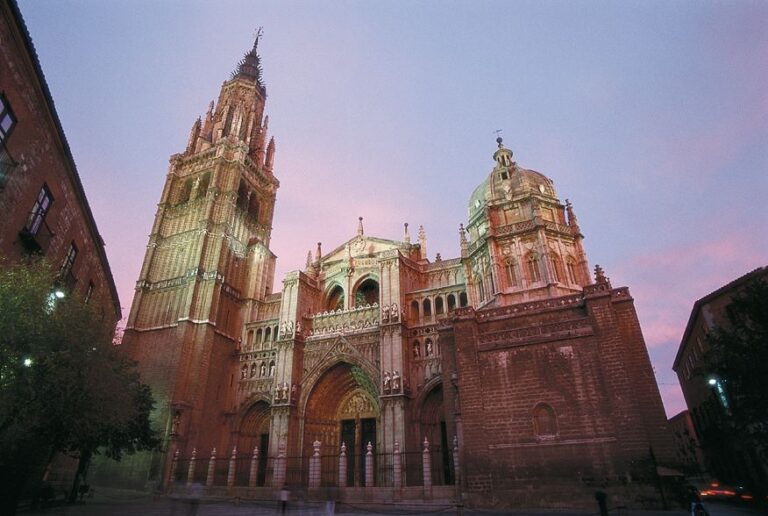 Toledo: Private Monuments Walking Tour With Monument Entry