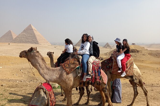 Tour of the Pyramids, Egyptian Museum and Old Bazaar With Lunch