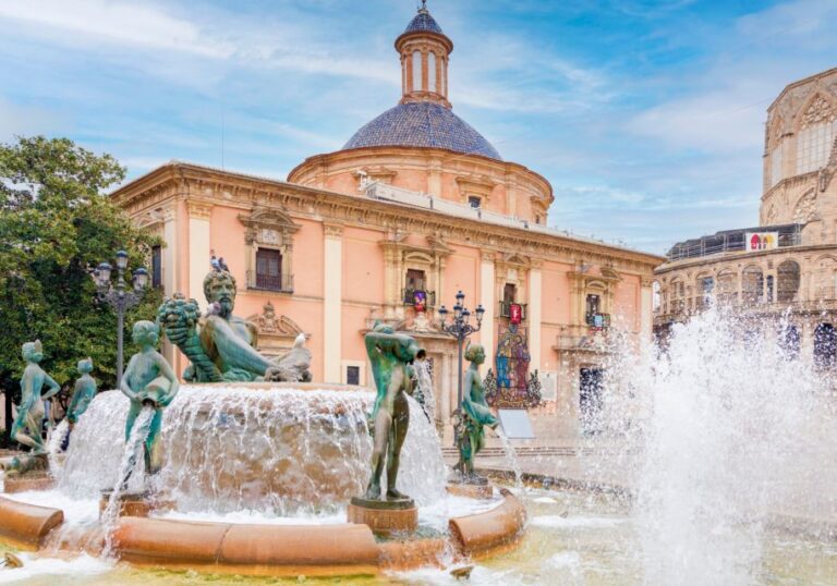 Valencia: Scavenger Hunt and Iconic Sights Self-Guided Tour