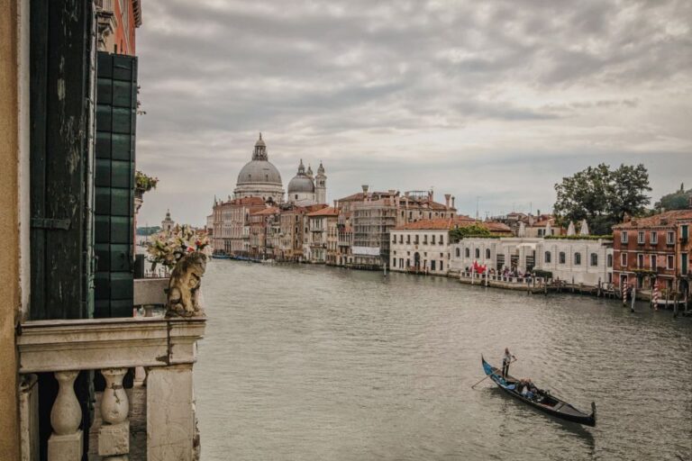 Venice: Gondola Ride and a Gala Dinner in a Venetian Palace