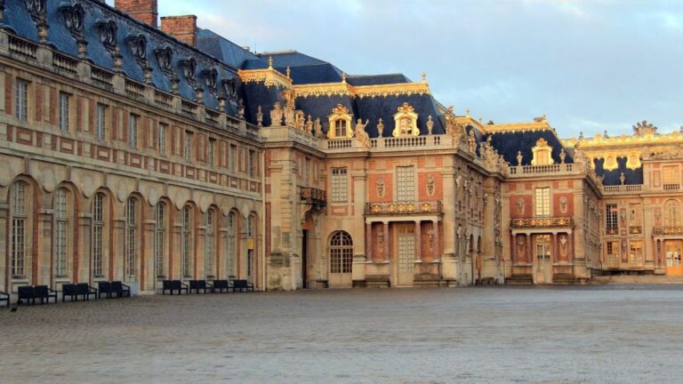 Versailles : Outdoor Escape Game Robbery In The City