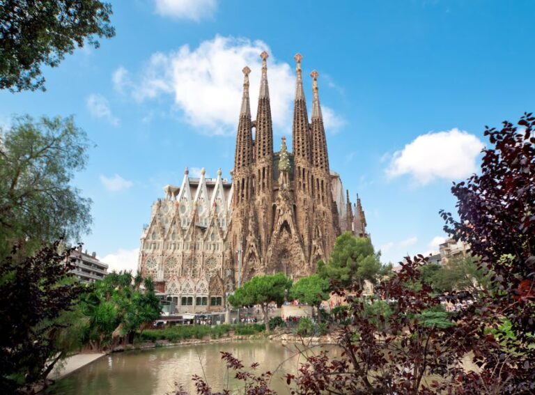 Walking Tour Sagrada Familia Basilica For European Tourist