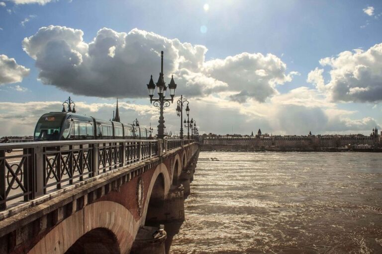 Welcome to Bordeaux: Private Walking Tour With a Local