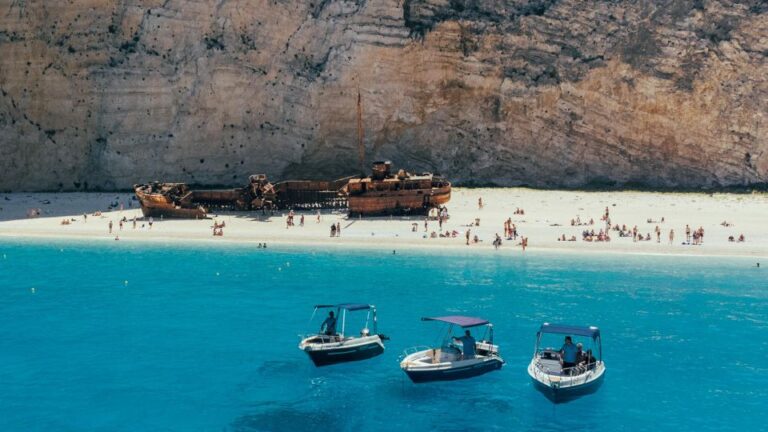 Zakynthos: Private Cruise to Shipwreck Beach and Blue Caves