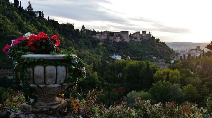 Albayzin and Sacromonte Private Tour at Sunset - Experience Albayzins Charm