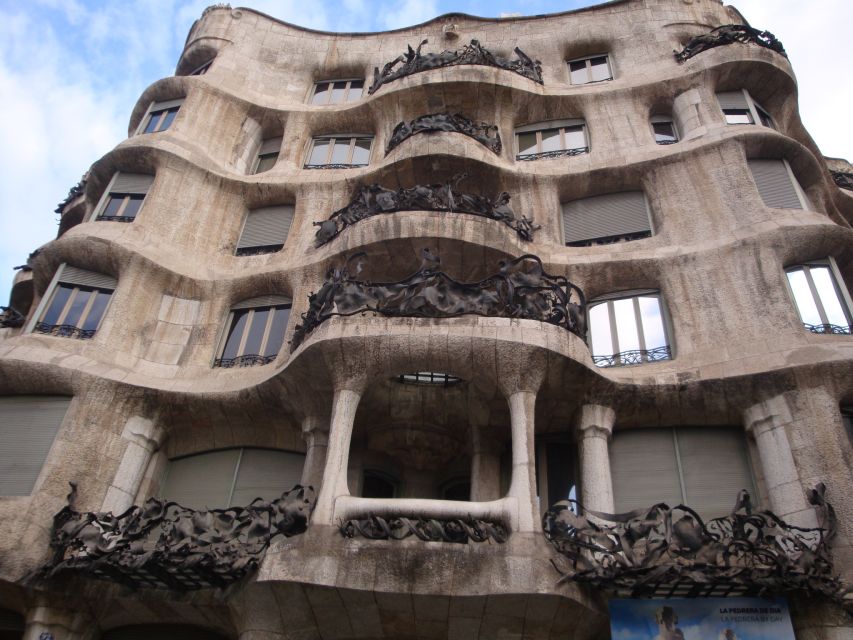 Barcelona: Art Nouveau & Gaudí Tour - Neighborhood Exploration