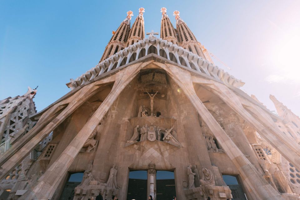 Barcelona: Exclusive Sagrada Familia Private Guided Tour - Tour Features