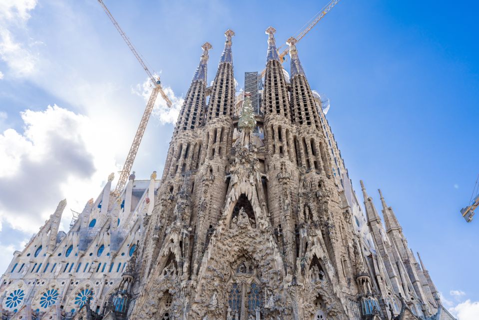 Barcelona: Gaudi Architecture and Modernism Tour - Gaudi Architecture Highlights