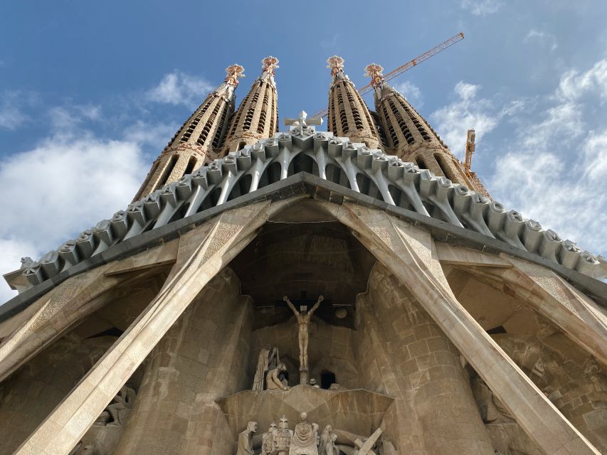 Barcelona: Gothic Quarter and Sagrada Familia Private Tour - Tour Highlights and Inclusions