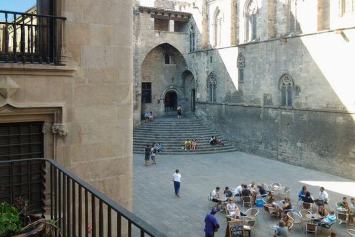 Barcelona: Gothic Quarter Legends Walking Tour With Tapas - Full Description