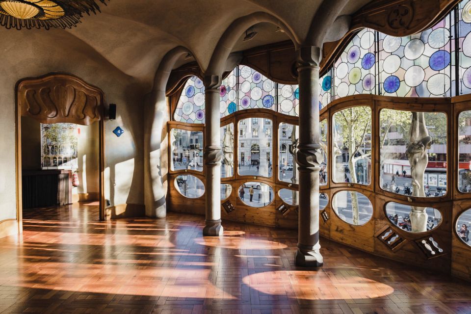 Barcelona: Guided Gaudi Tour to Sagrada, Houses & Park Guell - Tour Experience