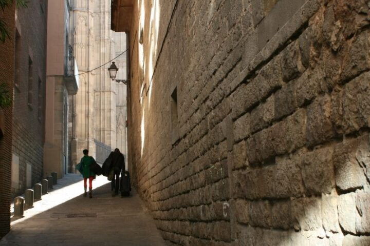 Barcelona: Jewish Quarter 2-Hour Walking Tour - Exploration of Art and Architecture