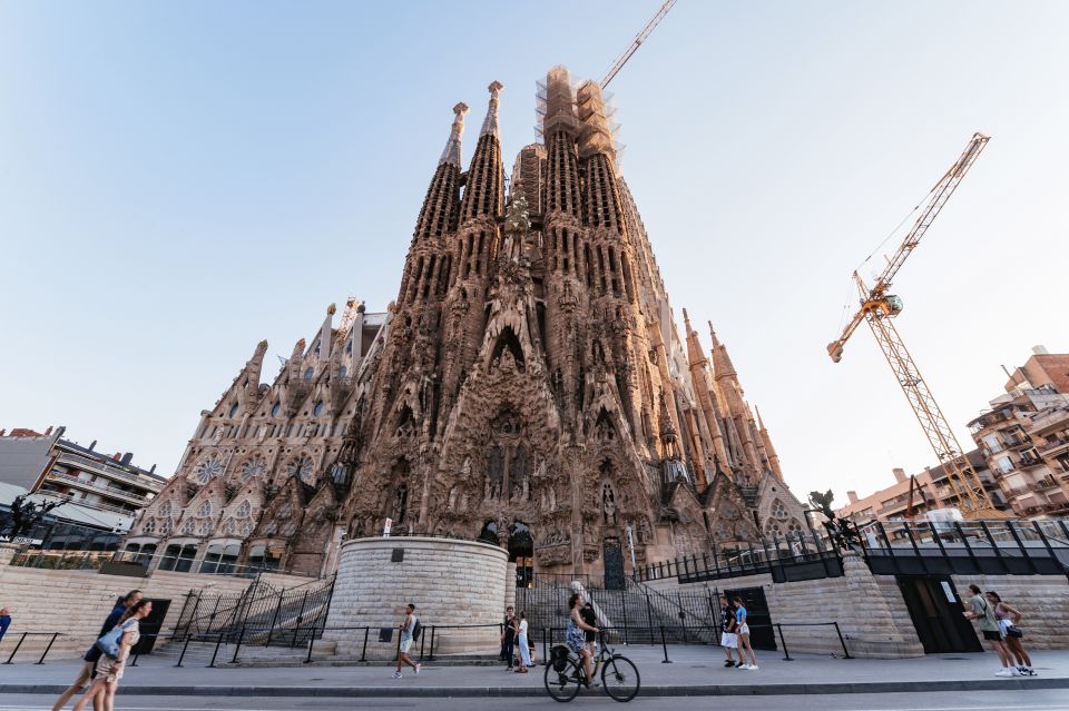 Barcelona: Sagrada Familia & City Sights Bike or E-Bike Tour - Experience Barcelonas Highlights