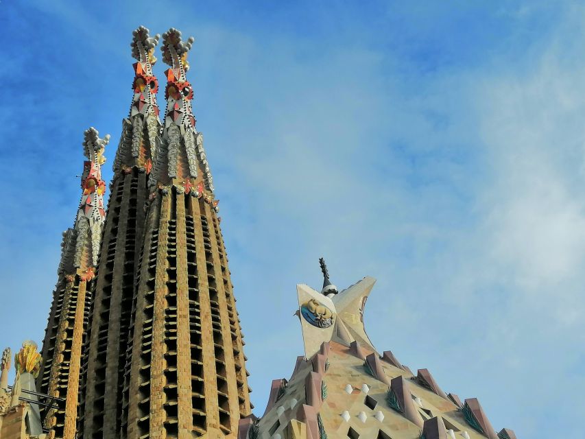 Barcelona: Sagrada Família Outdoor Walking Tour - Activity Description