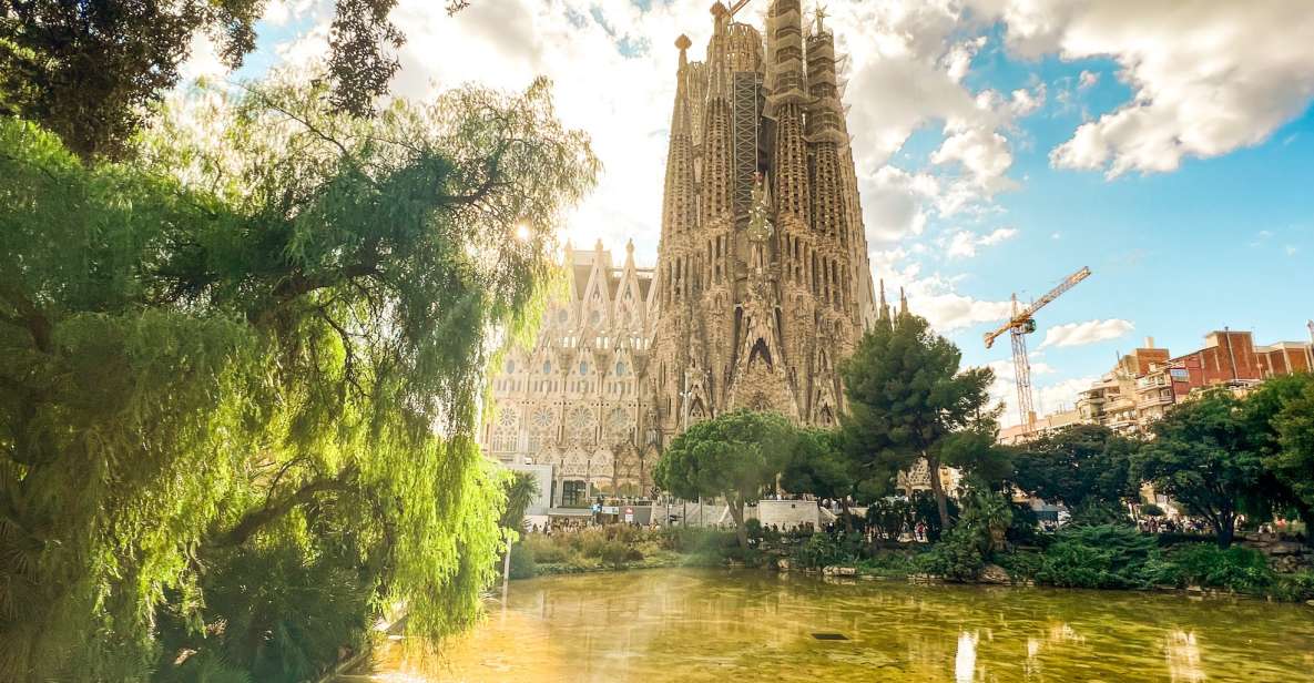 Barcelona: Sagrada Familia, Park Güell and Old Town Tour - Experience Highlights