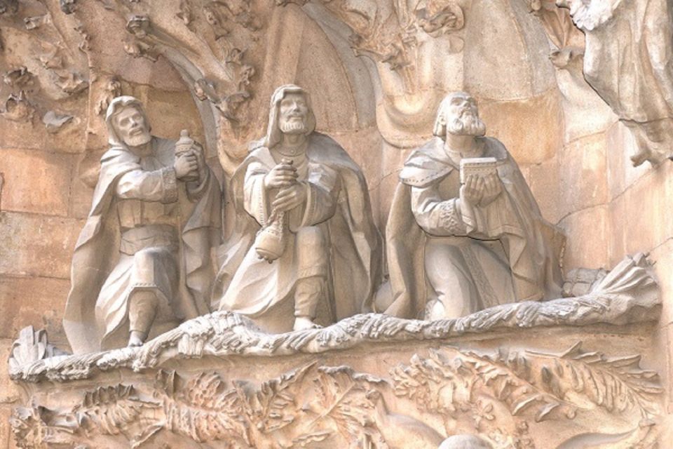 Barcelona: Sagrada Familia Tour of the Facades in German - Experience Highlights