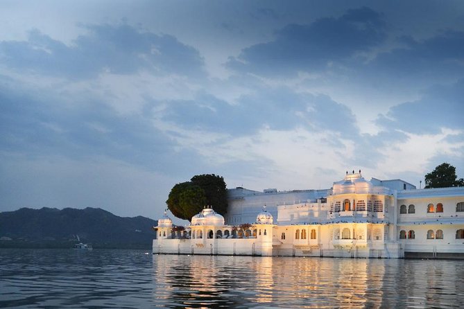 Exclusive 1-Day Udaipur Tour With High End SUV Car. - Itinerary Overview