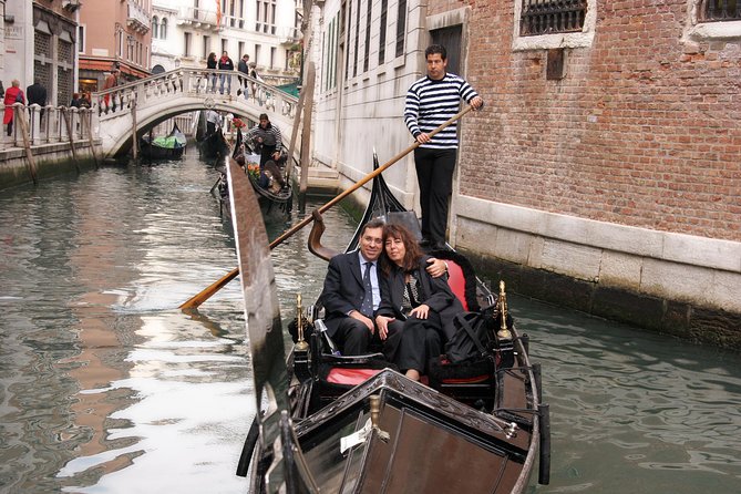 Fall in Love in Venice: Romantic Gondola and Typical Venetian Dinner - Health Protocols and Safety Measures