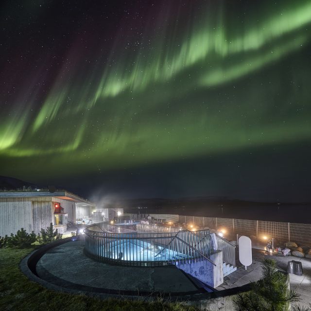 From Reykjavik: Northern Lights and Geothermal Baths Tour - Experience Highlights