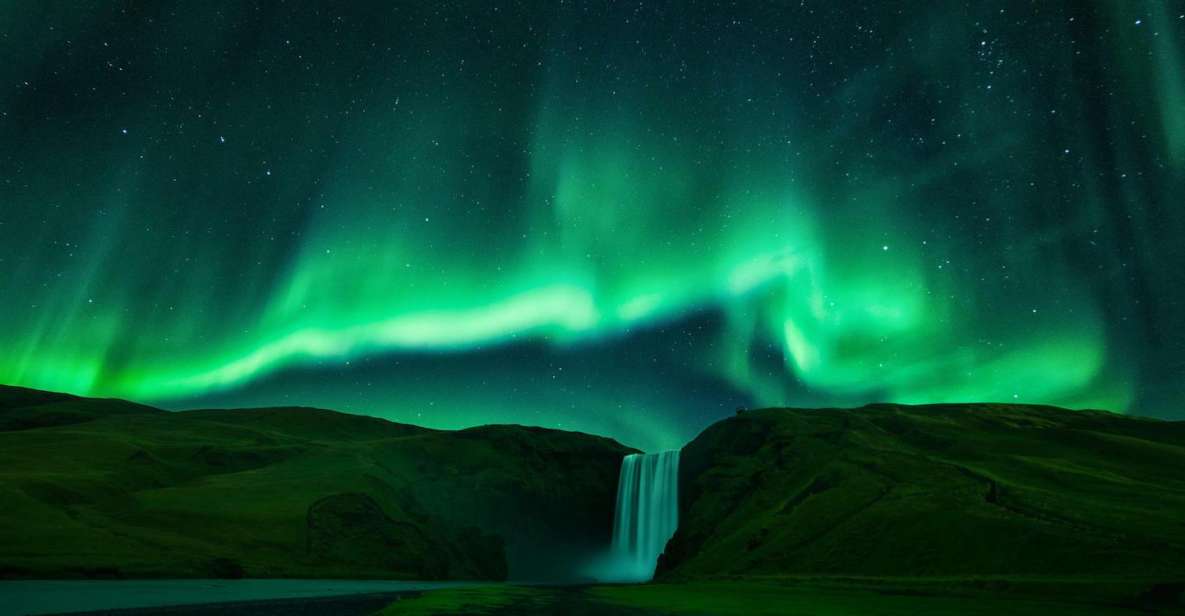 From Reykjavik: Northern Lights & Stars Bus Tour - Tour Experience