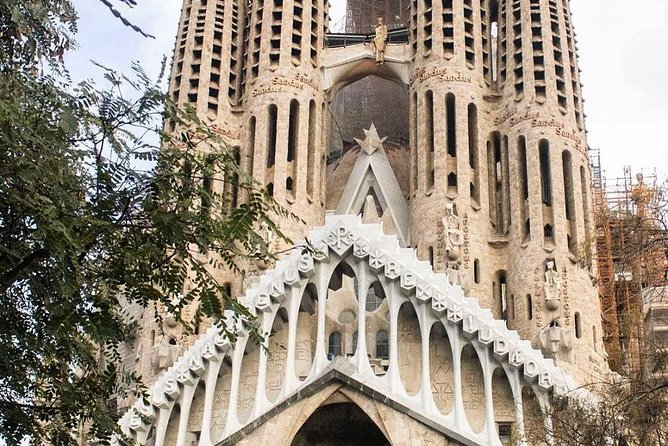 Gaudí Essential : Sagrada Familia Guided Tour - Comprehensive Itinerary