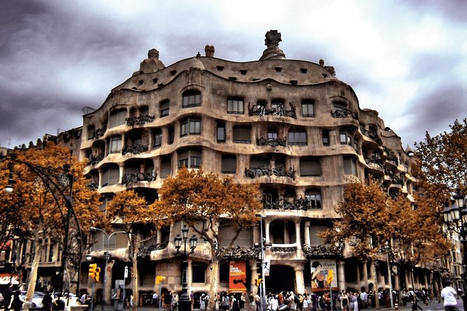 Gaudi Tour: Pedrera, Casa Batllo, Sagrada Familia & Park Guell - Luxury Transportation and Skip-the-Line