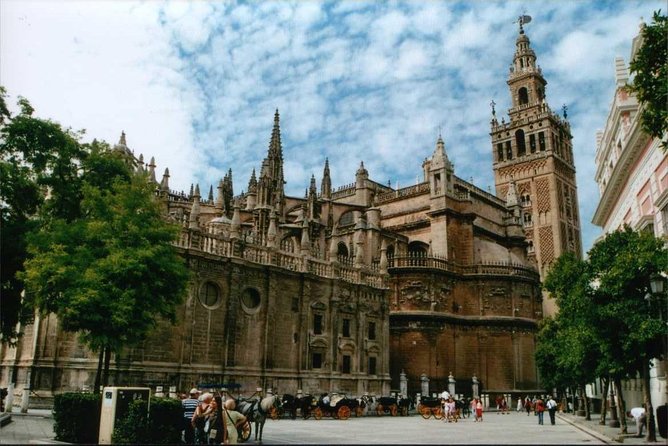 Guided Tour of the Cathedral and the Giralda With Admission Included - Expert Tour Guides and Commentary