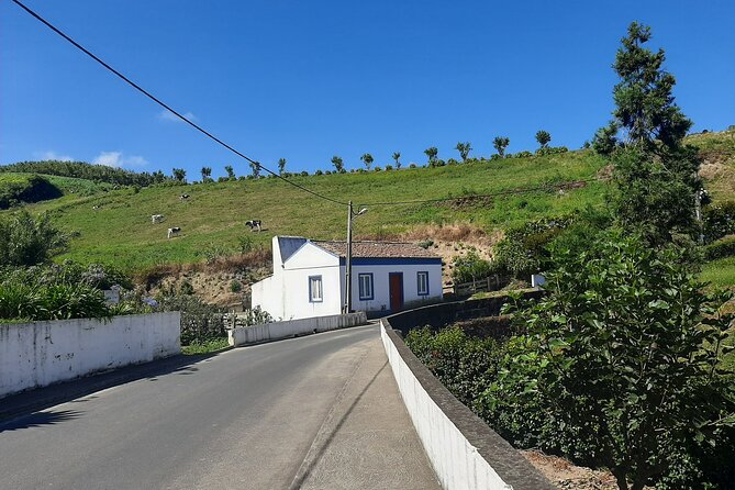 Half Day Hike Waterfalls Moinho Do Felix With Tea Plantation - Waterfall Delights