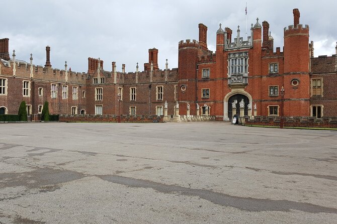 Hampton Court Palace Private Tour With Skip the Line Entry - Expert Tour Guide