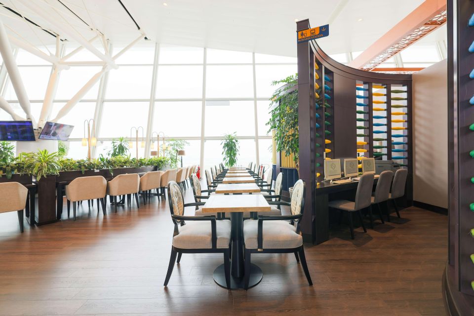 HAN Hanoi Airport: Song Hong Premium Lounge & Bar Terminal 2 - Experience & Services