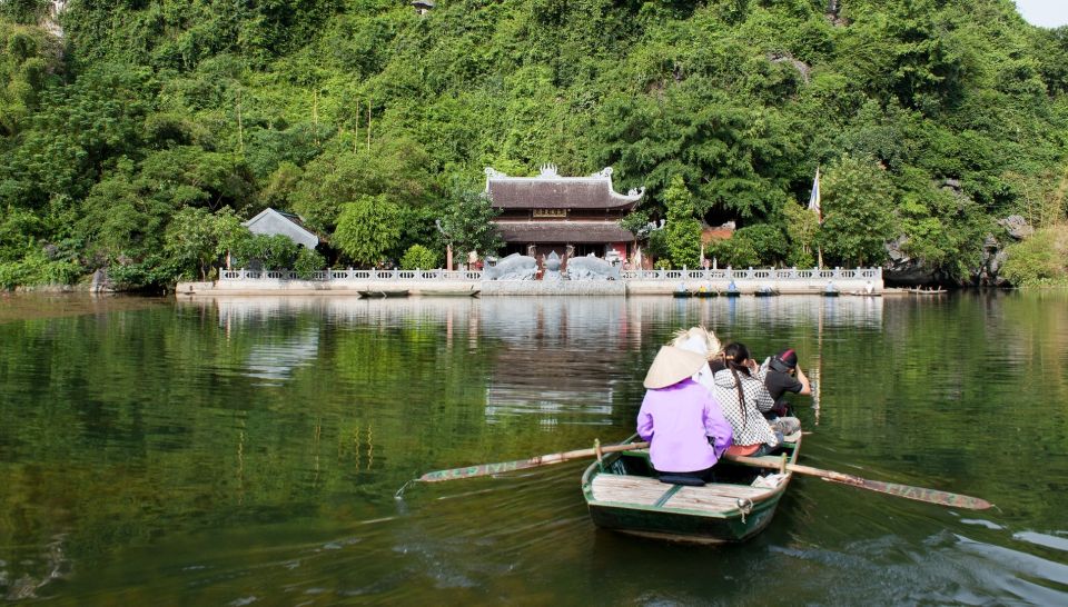 Hanoi: Mua Cave, Tuyet Tinh Coc Pagoda & Trang An Boat Tour - Boat Tour at Trang An