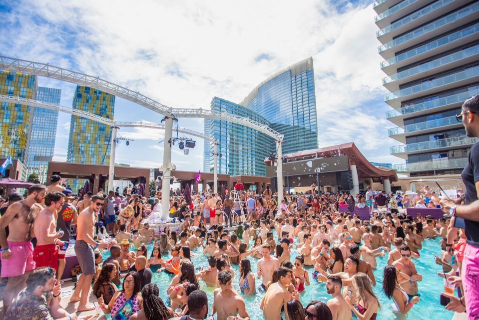 Las Vegas: Party Bus Day Club Tour With Drinks & Club Entry - Experience Highlights