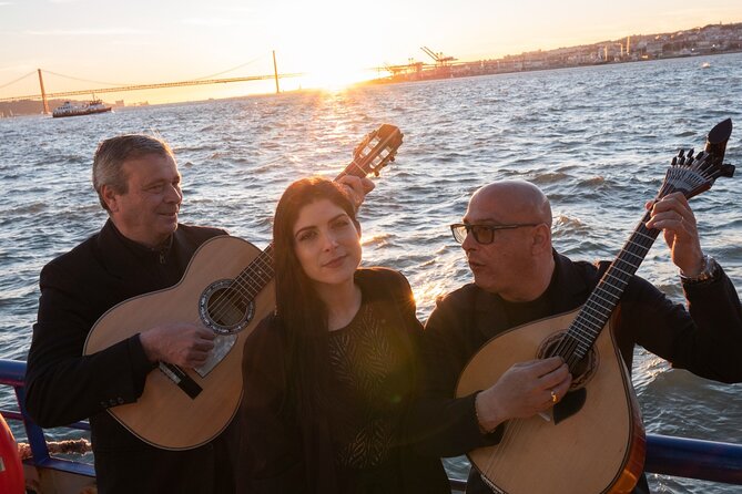 Lisbon: 1-Hour Cruise With Live Fado and Drinks - Refreshing Drinks Included