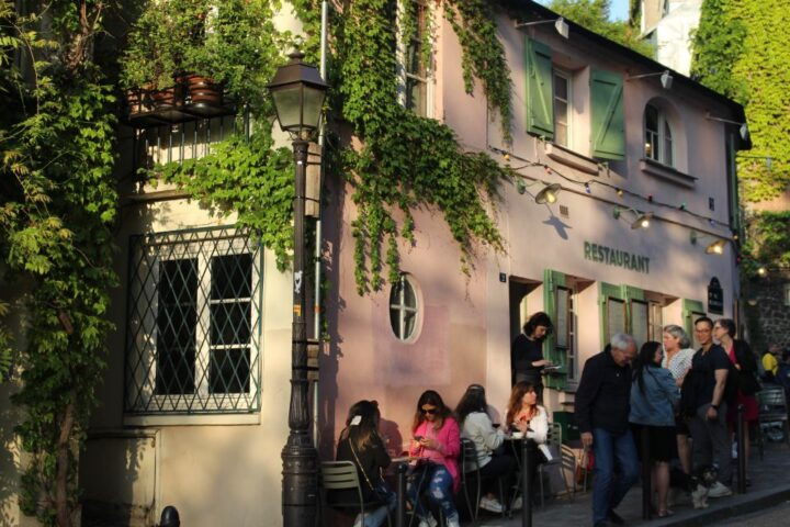 Montmartre - Sacré Coeur Walking Tour With Local Guide. - Experience Description