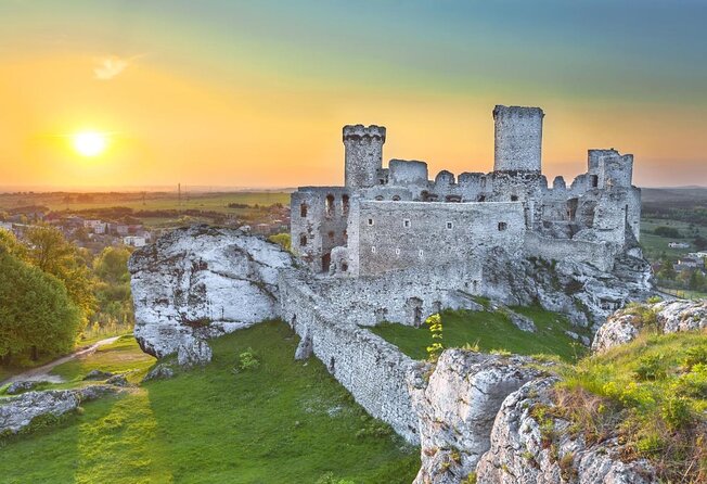 Ogrodzieniec Castle & Ojcow National Park Tour - Castle Exploration