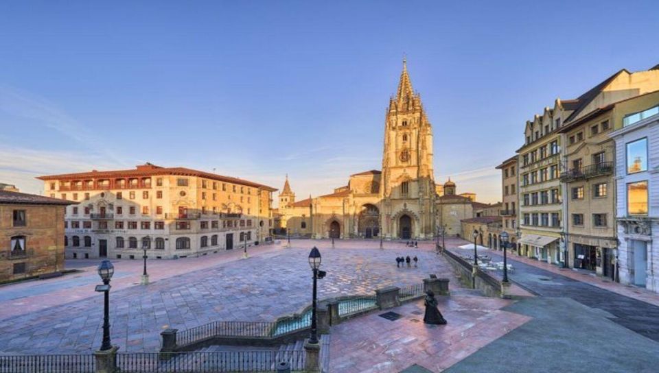 Oviedo: Guided Tour in Oviedo and Cathedral With Tickets - Tour Description