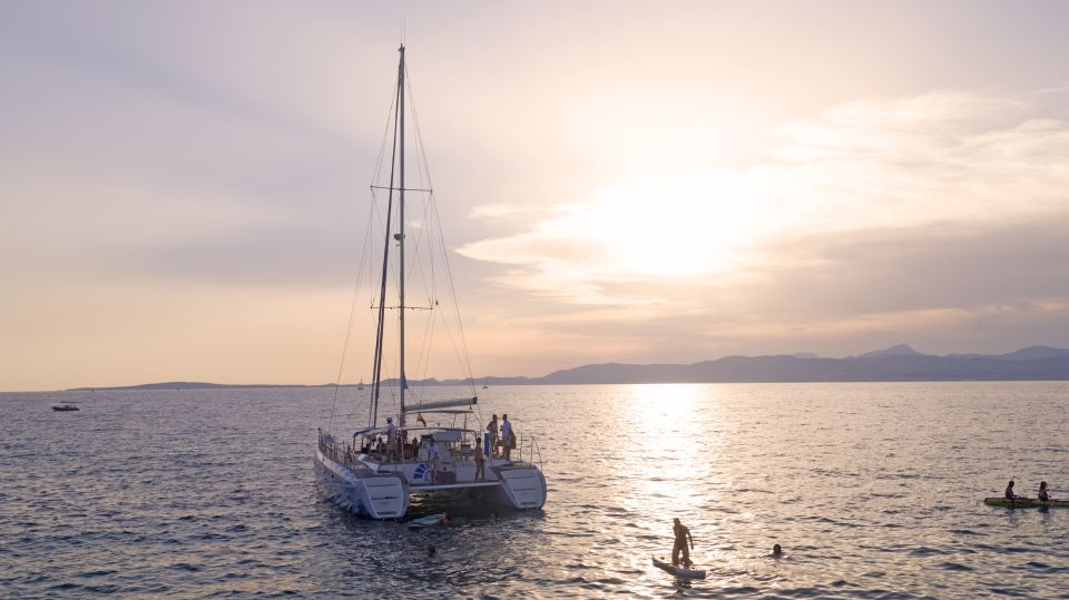 Palma De Mallorca: Deluxe Catamaran Sailing Tour With Meal - Deluxe Catamaran Sailing Experience