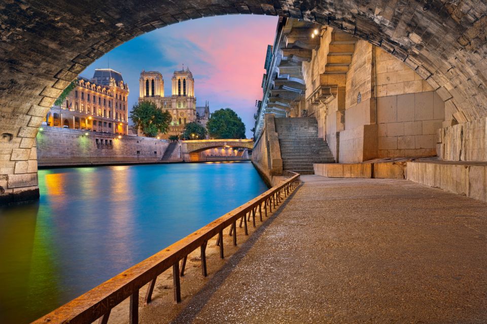 Paris: First Discovery Walk and Reading Walking Tour - Tour Itinerary