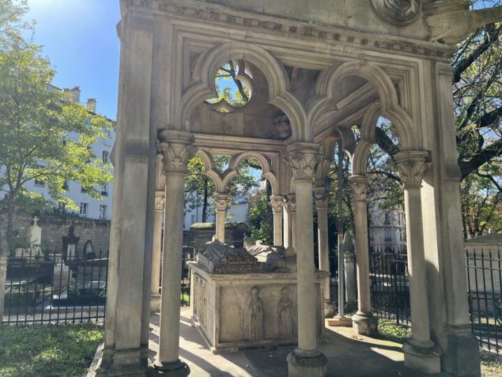 Paris: Haunted Père Lachaise Cemetery Guided Tour - Experience