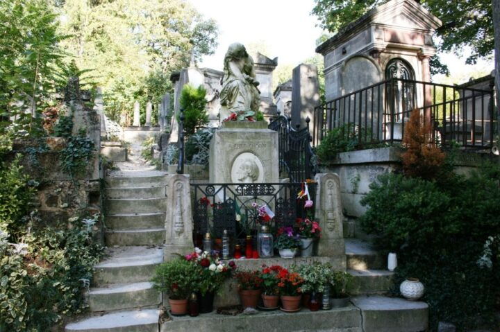 Paris: Stories of Père Lachaise Cemetery Walking Tour - Highlights