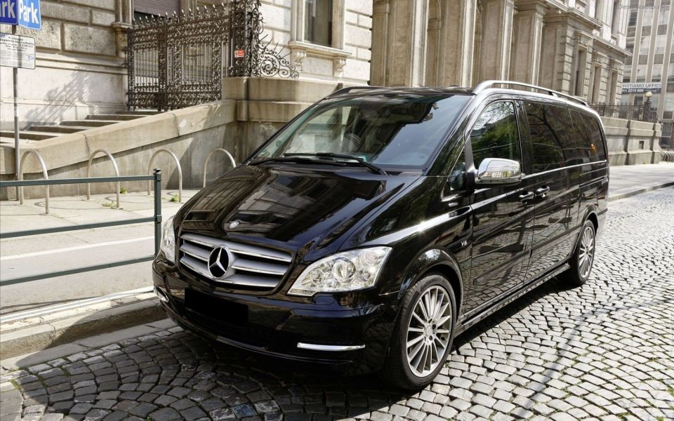 Paris's Old Town and Top Attractions Private Car Tour - Pickup and Group Experience Details