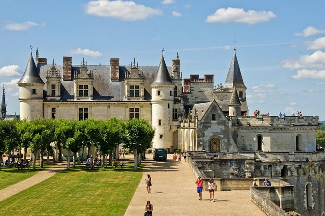 Private 12-Hour Round Transfer to Loire Castles From Paris. Best Offer! - Pickup Information