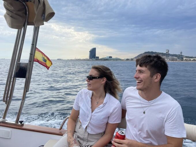 Private Classic Yacht Tour With Drinks and Snacks - Full Description