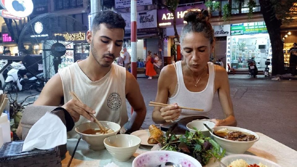 Private Hidden Hanoi Street Food Walking Tour With a Local - Eating Tips