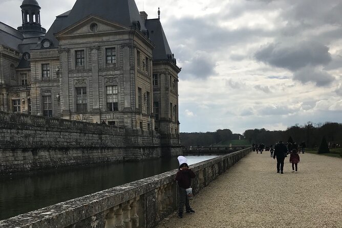 Private Tour of the Great Christmas of Vaux Le Vicomte and Fontainebleau - Exclusive Pricing and Payment Options