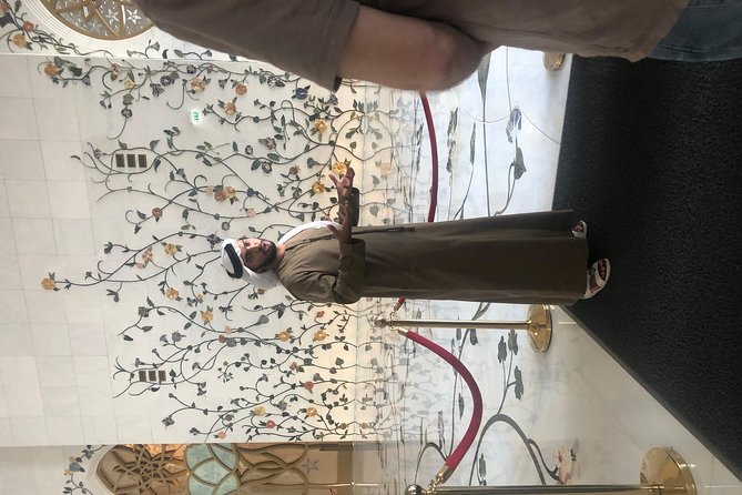 Sheikh Zayed Grand Mosque With Emirati - Seamless Tour Last Words Process